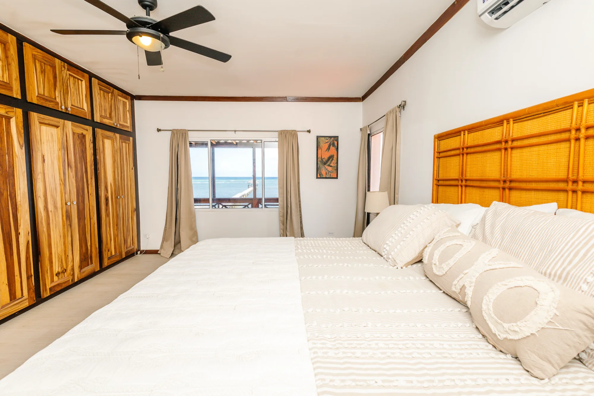Beachfront Living & Income Retreat — interior photo 12 of 37